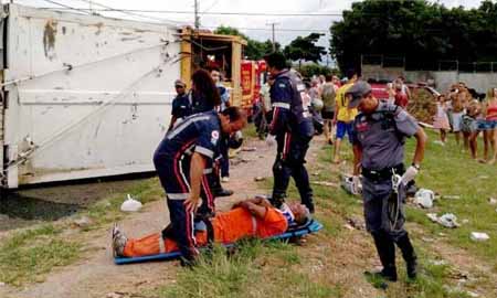 Caminhão de lixo tomba e deixa quatro funcionários feridos em Marília