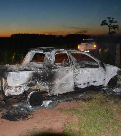 Pick-up pega fogo após colidir em pilar de porteira e fica destruída