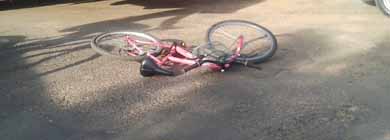 Sol atrapalha visão de motorista que colide caminhão de lixo em ciclista