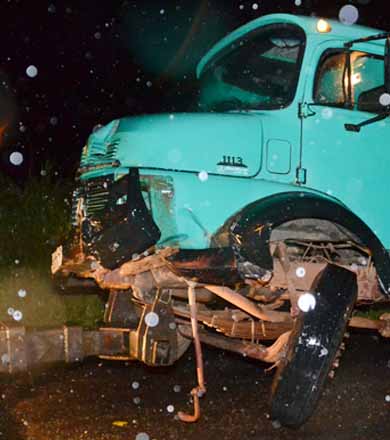 Motorista invade pista contrária e carro colide frontalmente com caminhão