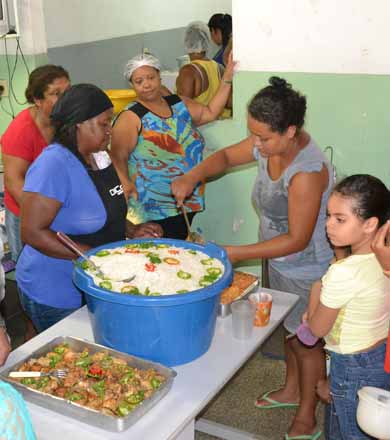 Almoço é servido para cerca de 200 pessoas na Associação de Moradores da Vila Nova