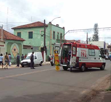 Motociclista fica ferido ao colidir na traseira de viatura da PM