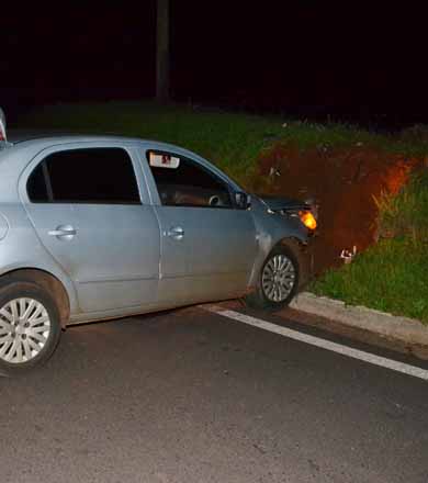 Carro colide em barranco e deixa dois jovens feridos