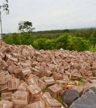 Carreta carregada com mais de 40 toneladas de biscoito tomba em Paraguaçu Paulista