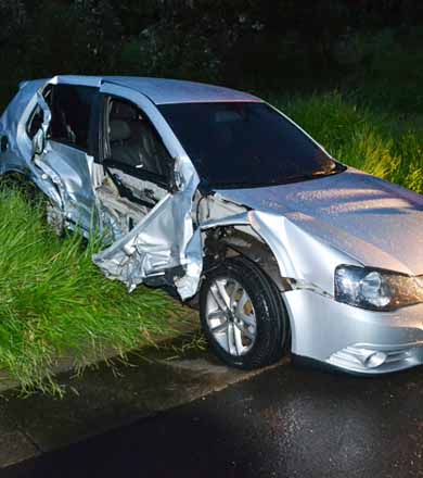 Carro aquaplana e colide na lateral de outro na rodovia Paraguaçu/Quatá