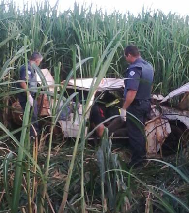 Quatro pessoas ficam feridas após carro capotar na rodovia e ir parar em canavial