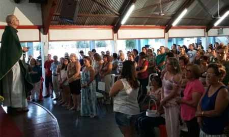 Ao som de Beatles, 'missa' de padre excomungado reúne mais de 800 fiéis