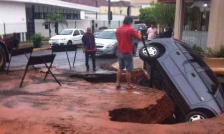 Carro é tragado por cratera em trecho de obras sem sinalização em Assis