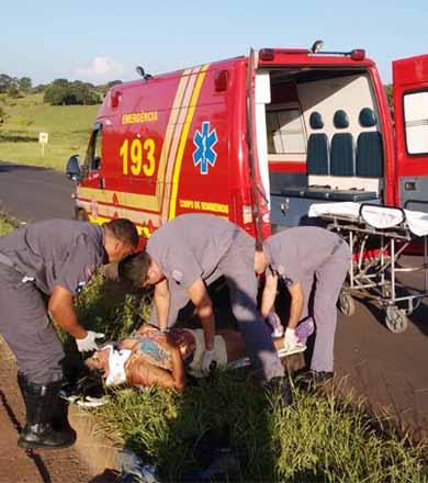 Acidente com moto deixa condutora e passageiro feridos