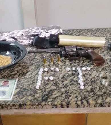 Porções de drogas e arma de fogo são apreendidas em casa na Barra Funda