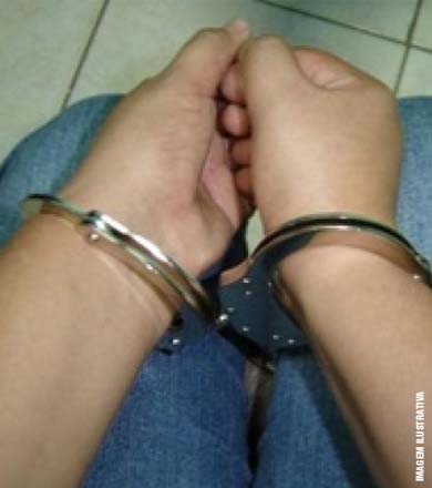 Mãe é detida após desacatar policiais que detiveram seu filho