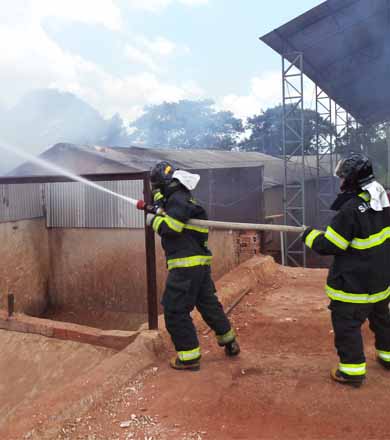 Incêndio em telhado de galpão mobiliza Corpo de Bombeiros em Paraguaçu Paulista