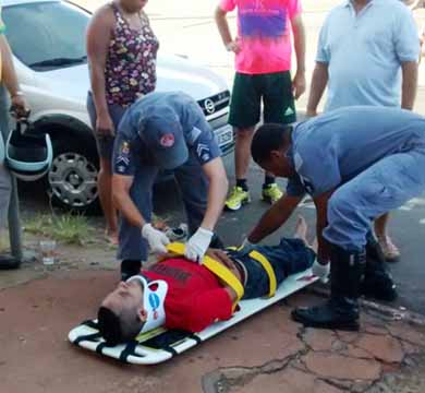 Motociclista é arremessado ao chão após ser colidido por carro que cruzou a sua preferência