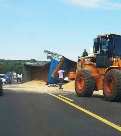 Carreta tenta desviar de veículo e tomba em rodovia de Rancharia