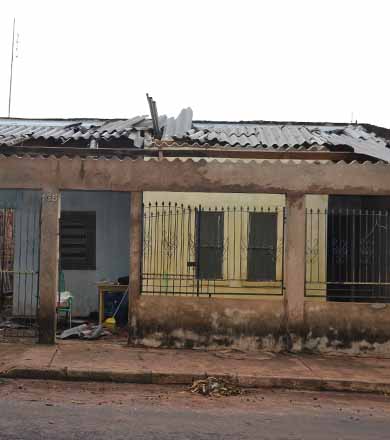 Rajada de vento atinge apenas uma casa e causa grandes estragos