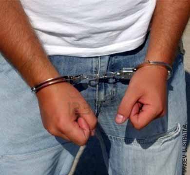 Homem tenta enforcar esposa durante briga e acaba preso
