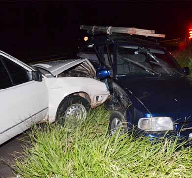 Cinco pessoas se ferem em colisão entre veículos no trevo de Cardoso de Almeida