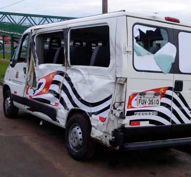 Van da saúde de Paraguaçu Paulista colide em caminhão na rodovia