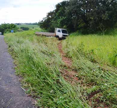 Para evitar colisão, motorista freia caminhão que perde controle da direção e sai da pista