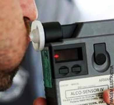 Motorista embriagado colide na traseira de carro no centro de Paraguaçu