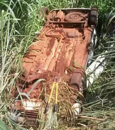 Carro bate em veículo e cai em ribanceira em Cândido Mota