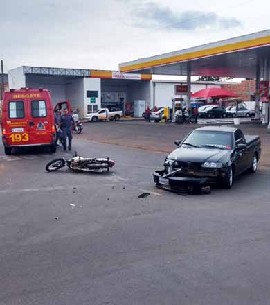 Pick-up atinge motociclista ao sair de posto de combustível