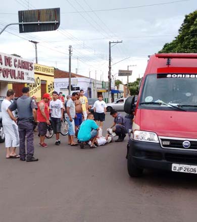 Motociclista se fere ao bater contra veículo parado
