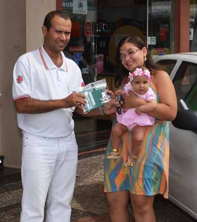 São Marcos entrega carro 0 km para ganhadora da promoção 'Natal + Paraguaçu'