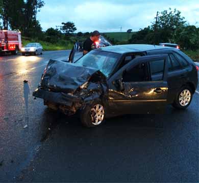 Acidente entre veículos deixa motorista desacordada e outros dois feridos