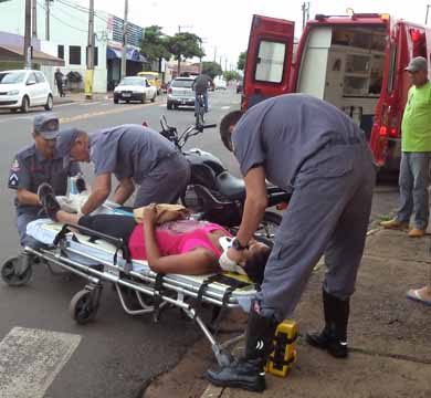 Carro colide em moto e motorista foge sem prestar socorro