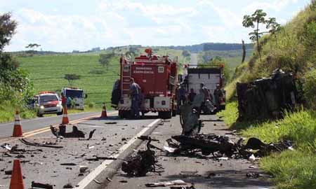 Carro se desfaz e motorista morre após bater de frente com carreta próximo a Marília