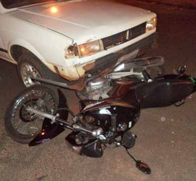 Moto invade preferencial e é colidida por carro
