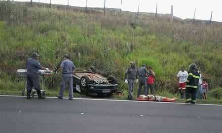 Seis pessoas ficam feridas após carros capotarem em Marília