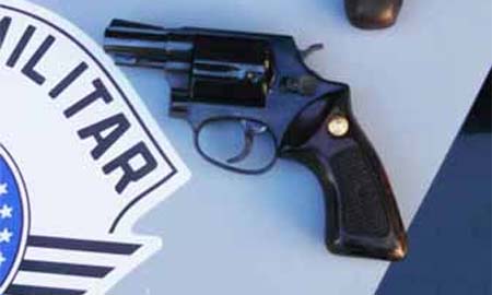 Garoto de 15 anos é apreendido com dois revólveres em Maracaí