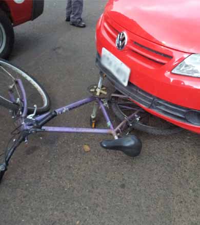 Ciclista na contramão causa acidente no centro de Paraguaçu Paulista