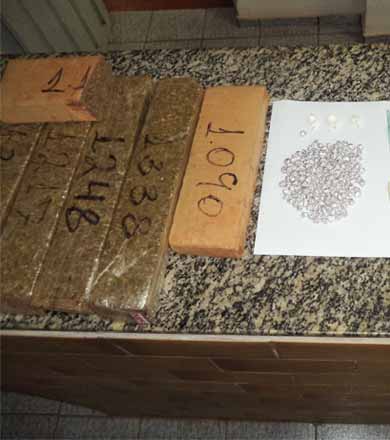 Após denúncia, PM apreende tijolos de maconha e outras drogas em Paraguaçu Paulista