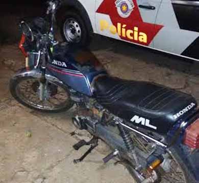 Moto furtada é apreendida com dois jovens na Av. Siqueira Campos