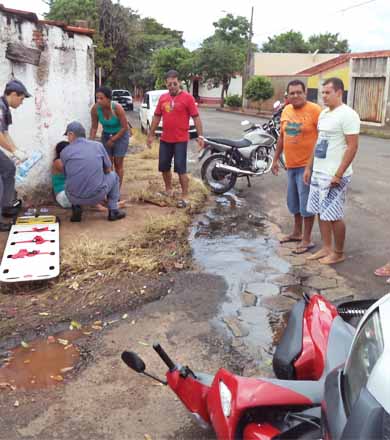 Colisão faz parte de Biz ficar presa em carro e deixa motociclista ferida