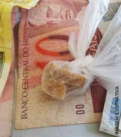 R$ 600 e pedras de crack são apreendidos com menor que confessa traficar drogas