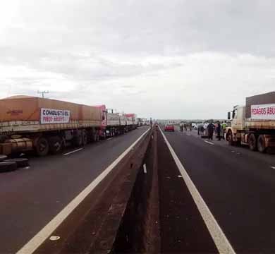 Faixas da Raposo Tavares são liberadas após oito horas de protesto