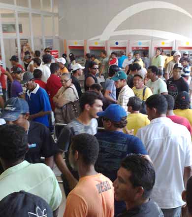 Bradesco desrespeita população e barra entrada na agência de Assis
