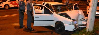 Motorista tem mal súbito e colide pick-up contra poste na Av. Paraguaçu