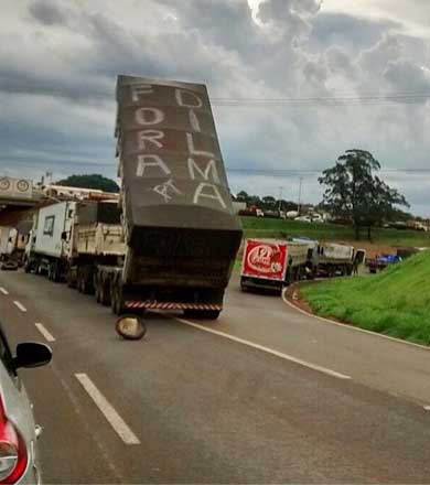 Caminhoneiros bloqueiam tráfego na Raposo Tavares, em Cândido Mota