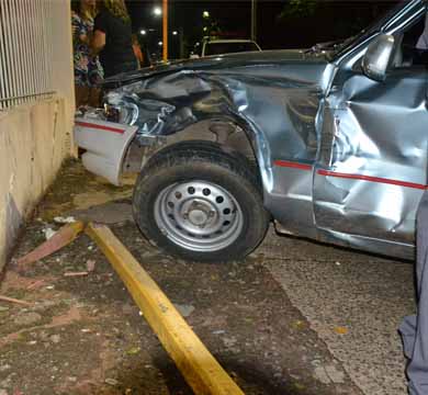 Carro colide em três veículos e derruba placa de sinalização na Av. Siqueira Campos