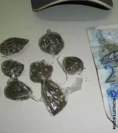 Pedreiro é flagrado traficando droga em pátio de posto de combustíveis em Paraguaçu