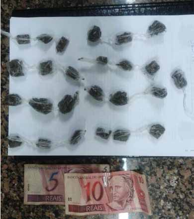 Força Tática encontra porções de maconha em imóvel e prende jovem