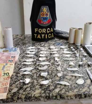 PM encontra várias drogas em imóvel e leva dois jovens para a cadeia
