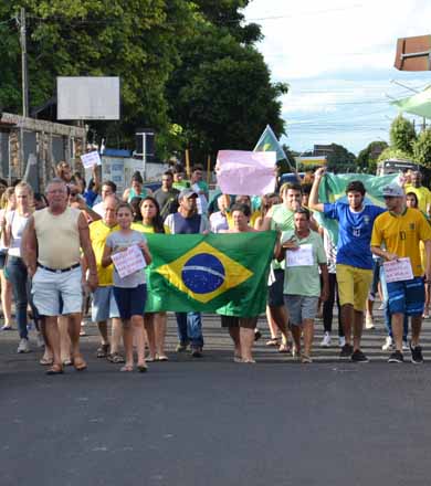 Paraguaçuenses saem às ruas em protesto contra o Governo Federal