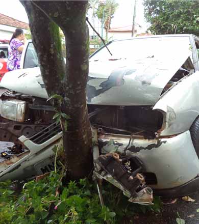 Motorista e passageira ficam feridas durante colisão no centro de Paraguaçu