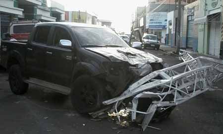 Adolescente é suspeita de dirigir caminhonete e provocar acidente